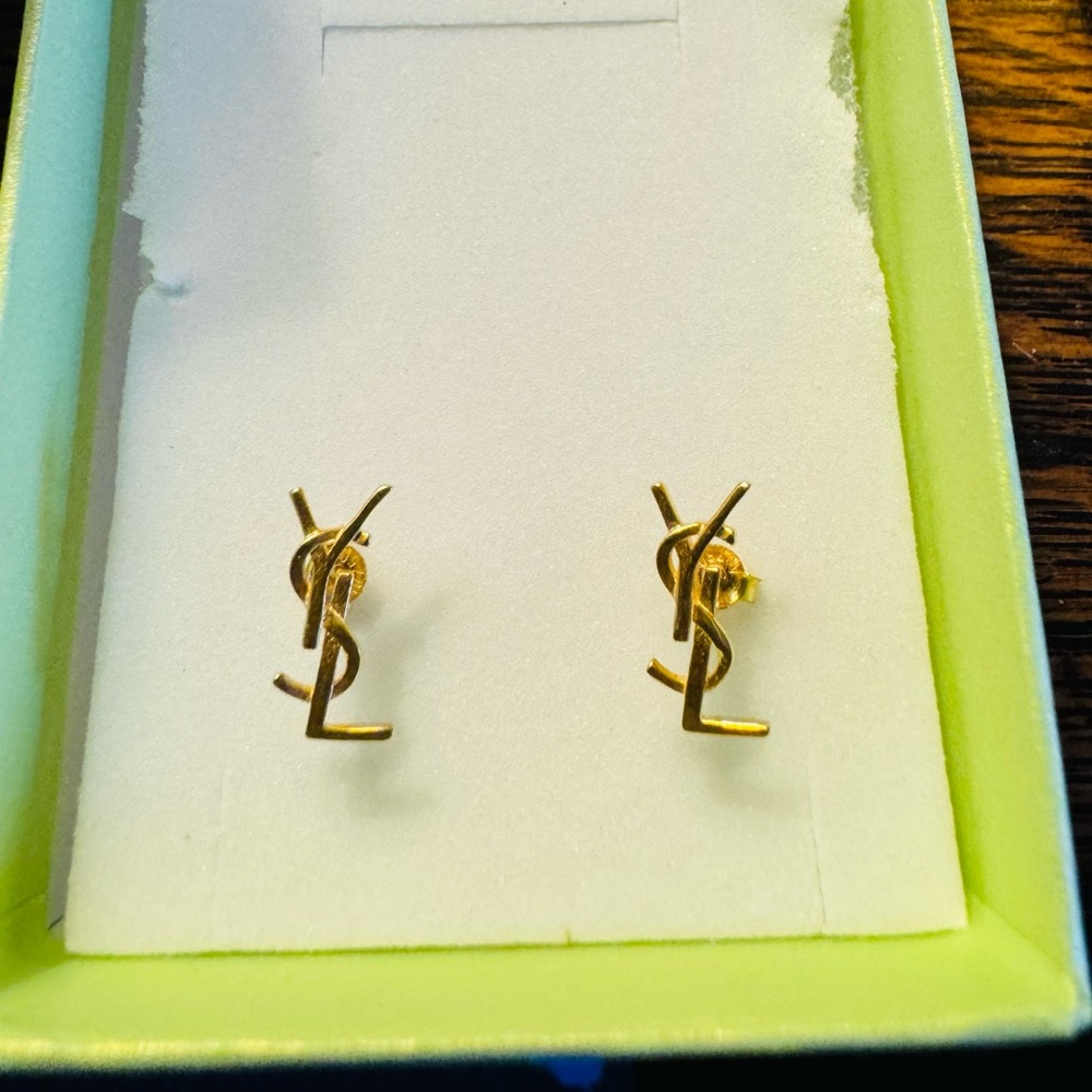 18K Saudi Gold Cute Earrings solid all real gold and lock are Gold!